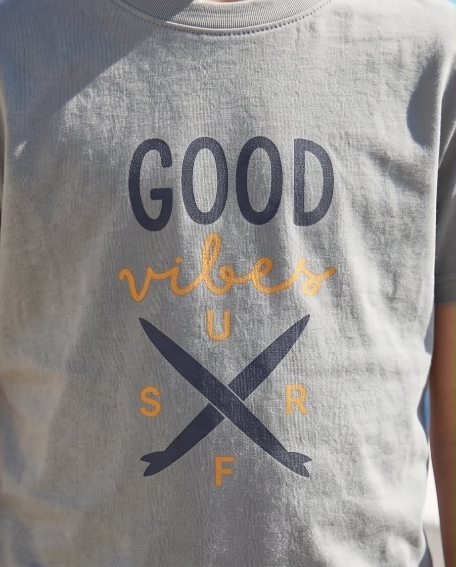 Good Vibes | Παιδικό σετ με κοντομάνικο μπλουζάκι και τζιν cargo βερμούδα