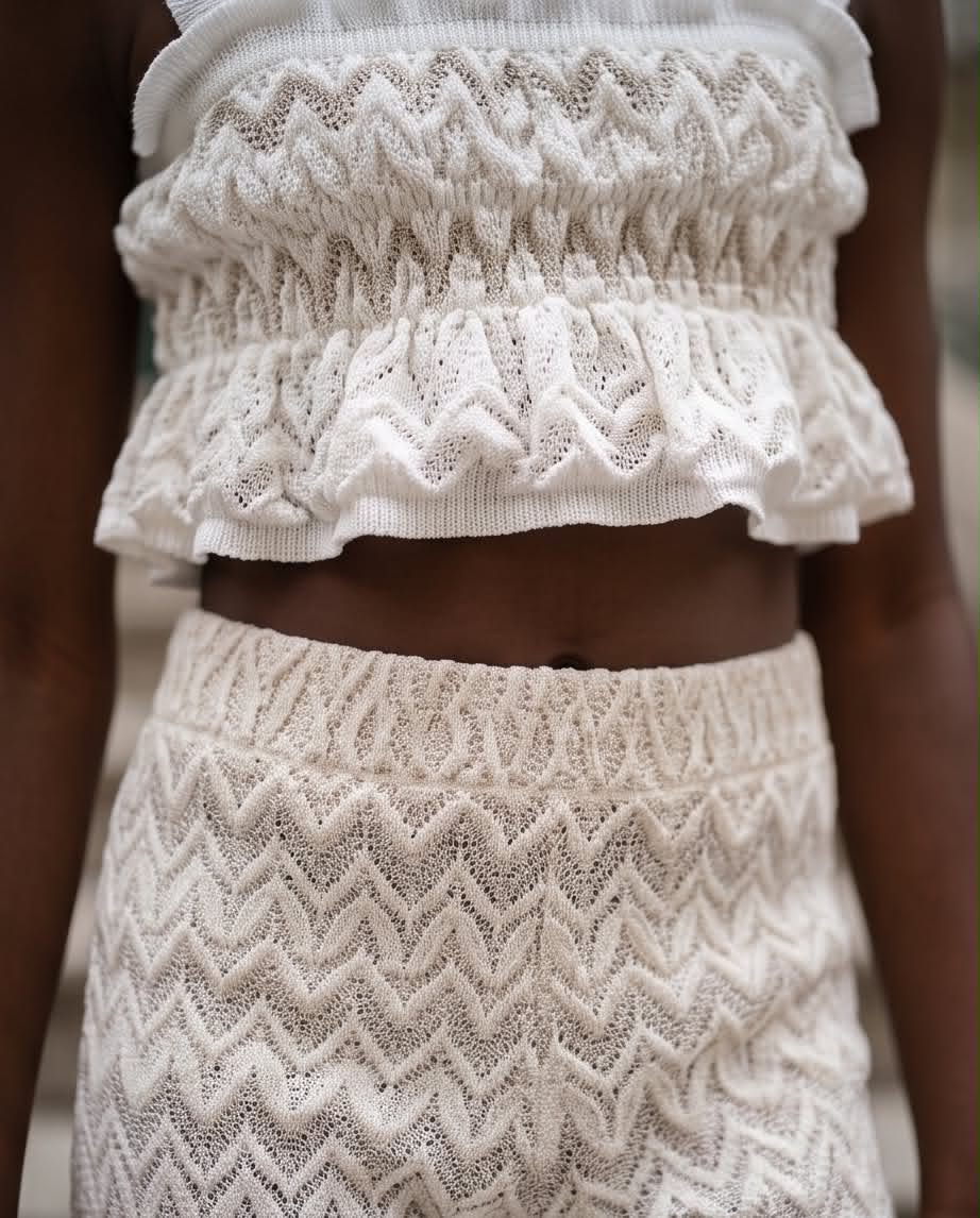 🤍 Elegant Breeze Set | Λευκό - μπεζ πλεκτό σετ με cropped τοπ και παντελόνα.