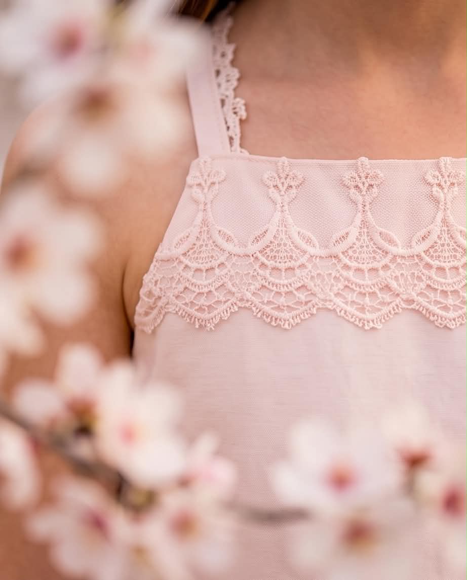 🌸 Golden Lace Dress |Ρομαντικό χρυσό αμάνικο φόρεμα με δαντελένιες λεπτομέρειες